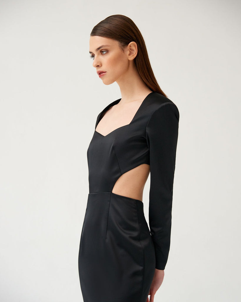 Чорна атласна сукня максі з відкритою спиною